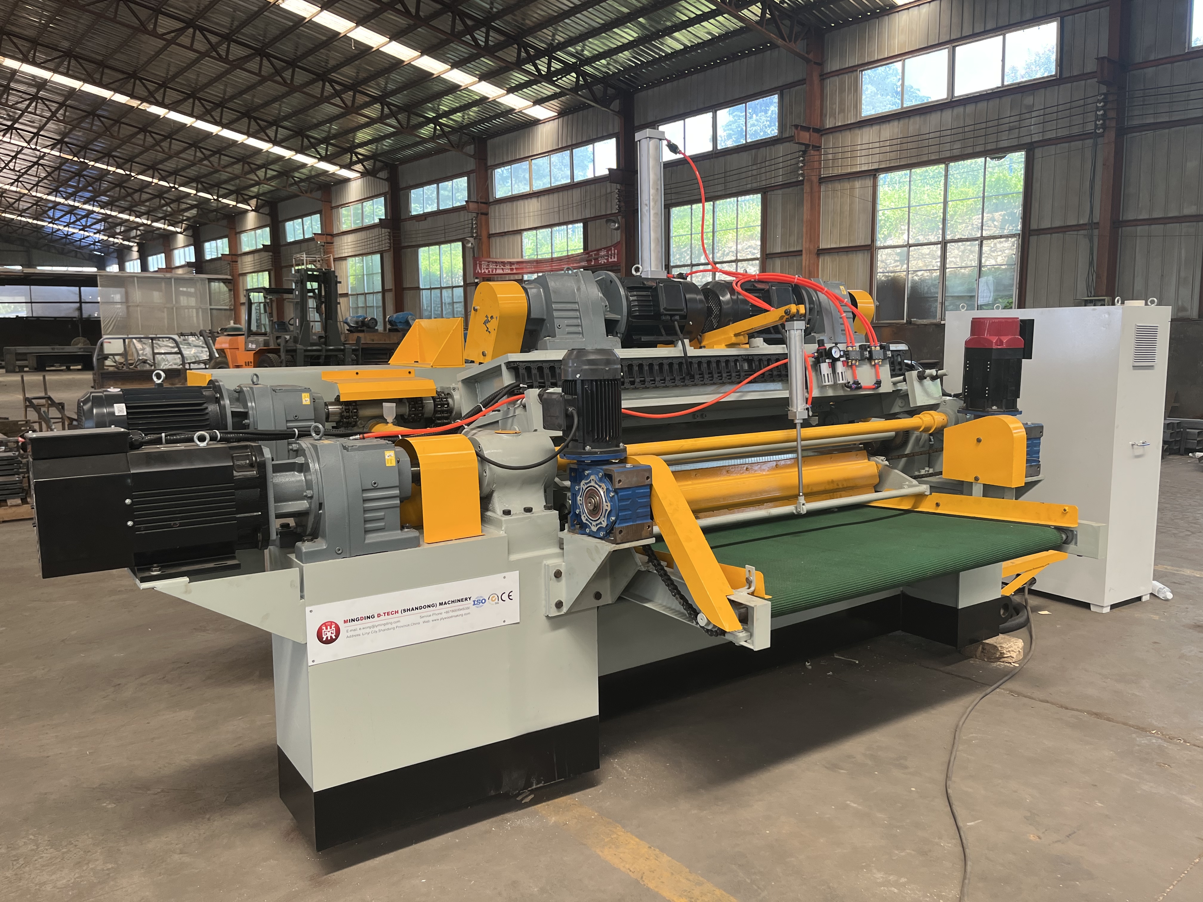 Machine à éplucher les placages en bois, modèle d'entraînement automatique robuste à double rouleau de 4 pieds