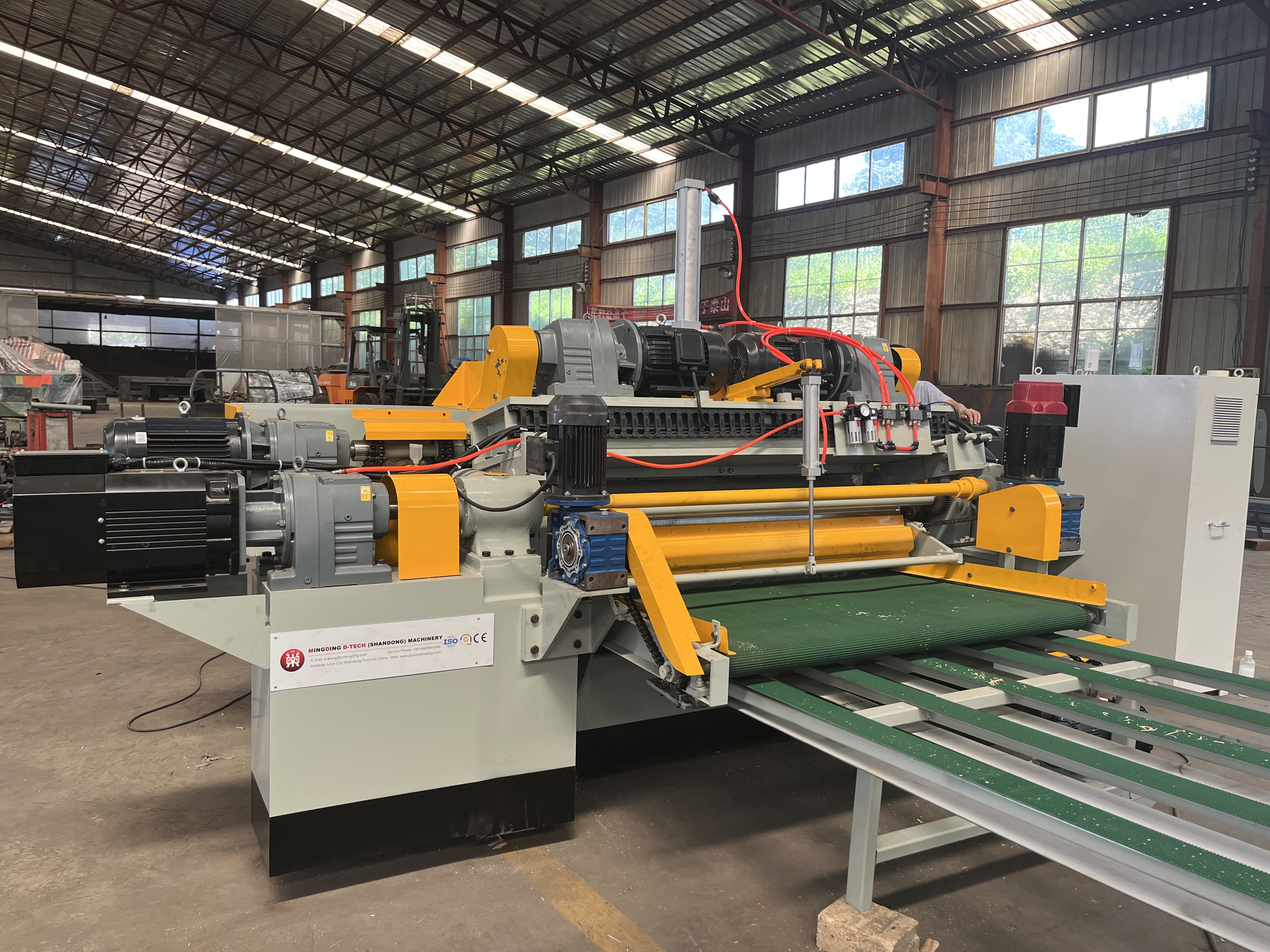 Machine à éplucher les placages en bois, modèle d'entraînement automatique robuste à double rouleau de 4 pieds